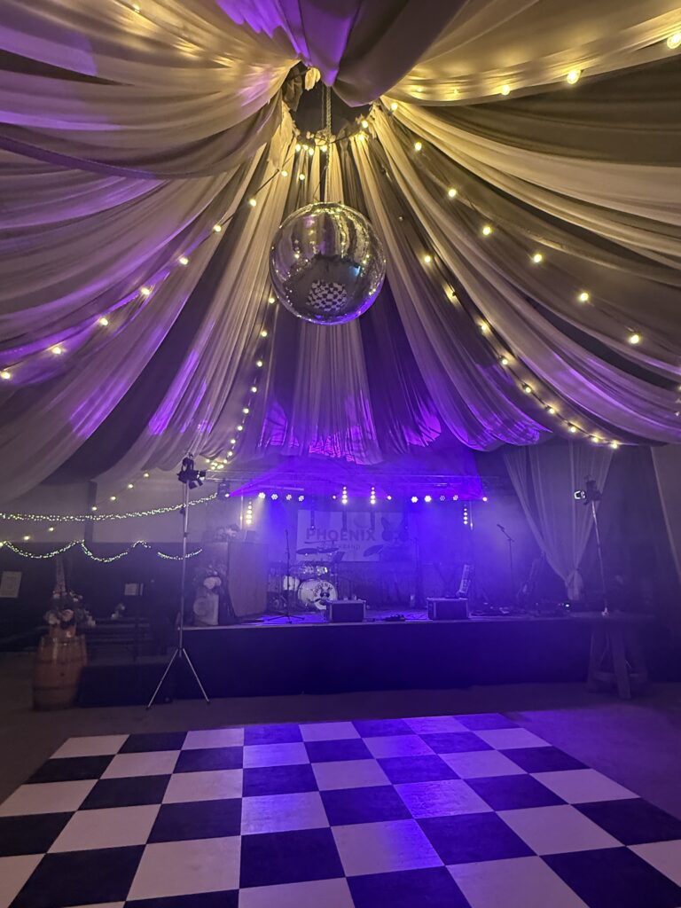 Feestlocatie met dansvloer, spiegelbol en sfeerverlichting