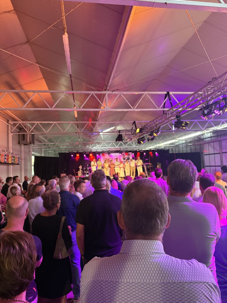 Live band met podiumverlichting tijdens een personeelsfeest