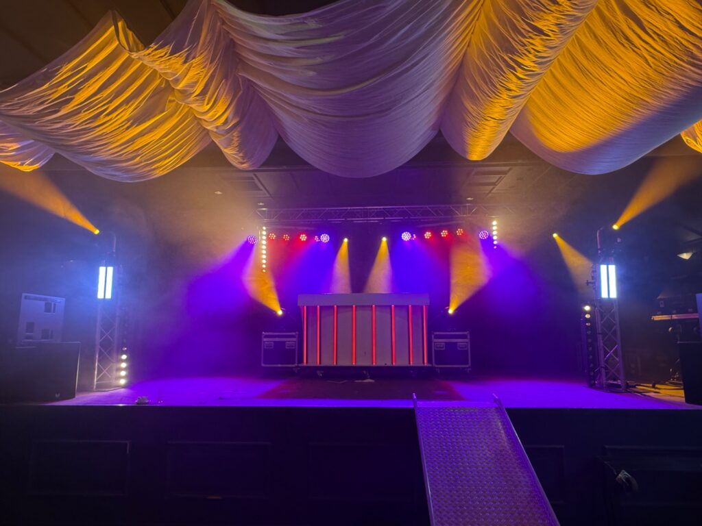 Compact podium met kleurrijke professionele lichtopstelling