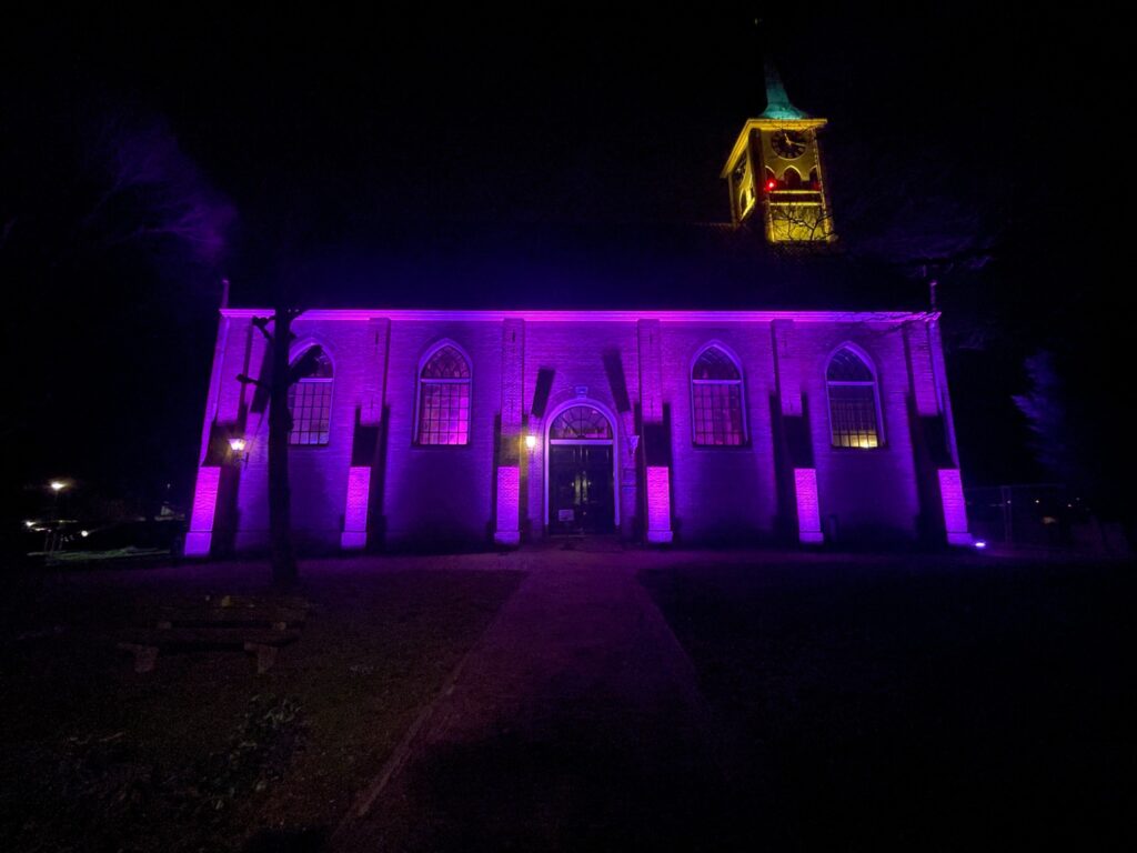Kerk in Jisp sfeervol uitgelicht voor evenement van Brouwerij Ghispesteijn
