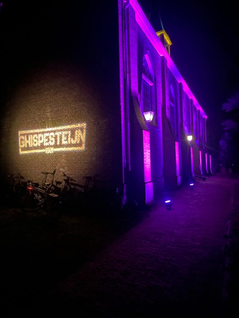Lichttechniek en Ghispesteijn-projectie op de kerk in Jisp