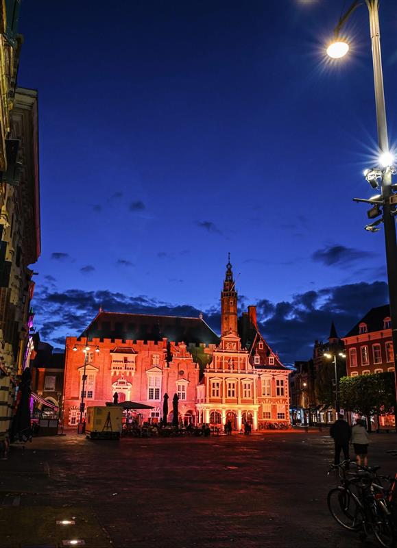 Lichtshow met gekleurde lichtbundels tijdens een live evenement