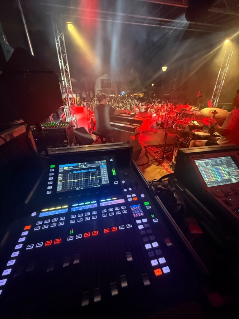 Digitale mengtafel tijdens een live evenement met podium en publiek