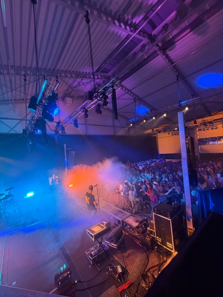 Live podium met PA-systeem en publiek tijdens een evenement