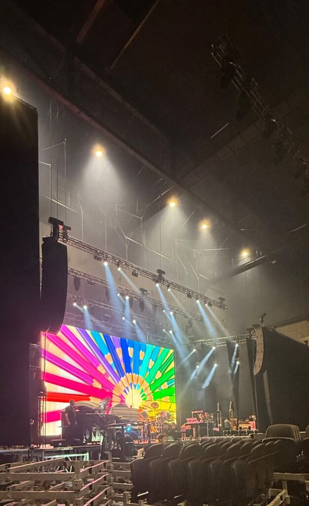 Podium met professionele lichttechniek en videoscherm tijdens technische voorbereiding