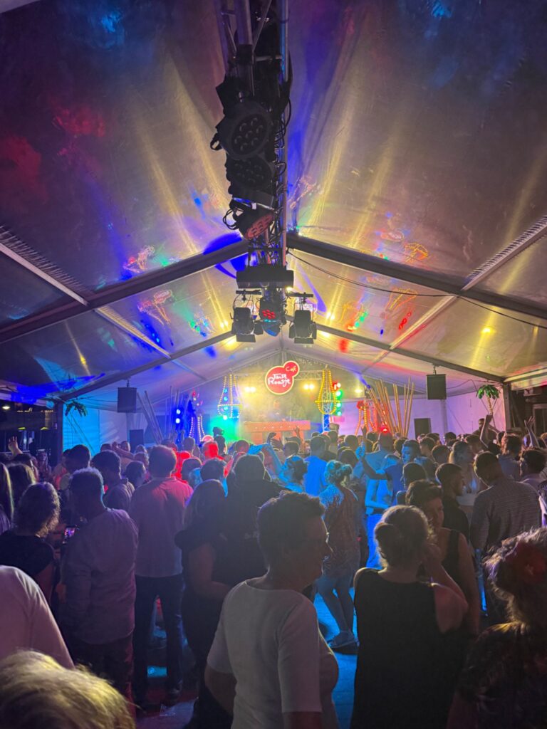 Sfeerverlichting en showlicht tijdens een druk bezocht evenement