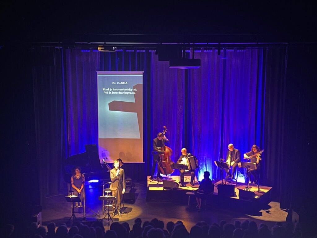 Live theatervoorstelling met muzikanten, zang en podiumverlichting